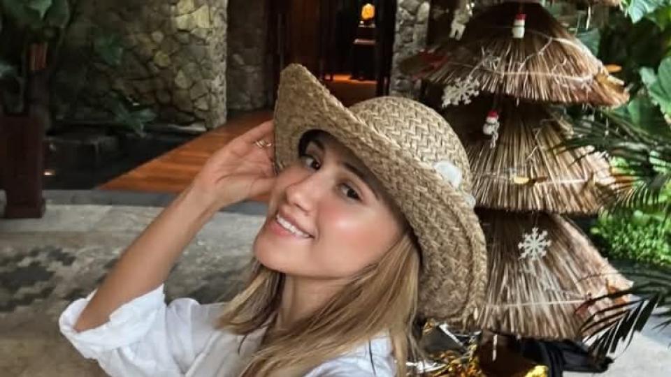 Мария Бакалова замени пуловерите с кокосови орехи и… интересна компания в Бали 