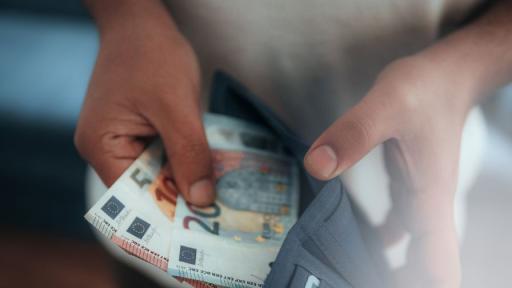 БНБ предупреждава: Как да разпознаем фалшивото евро само с три стъпки