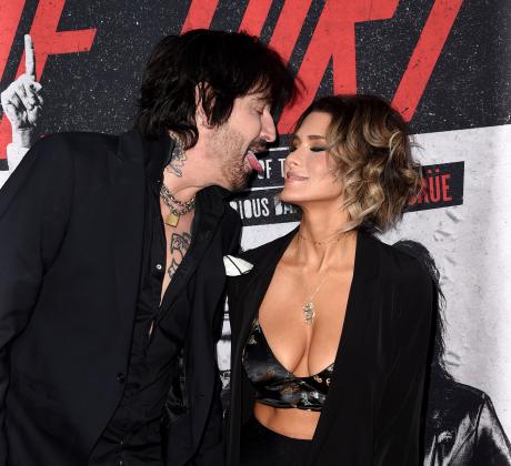 Рок легендата Томи Лий открито застана зад съпругата си Британи