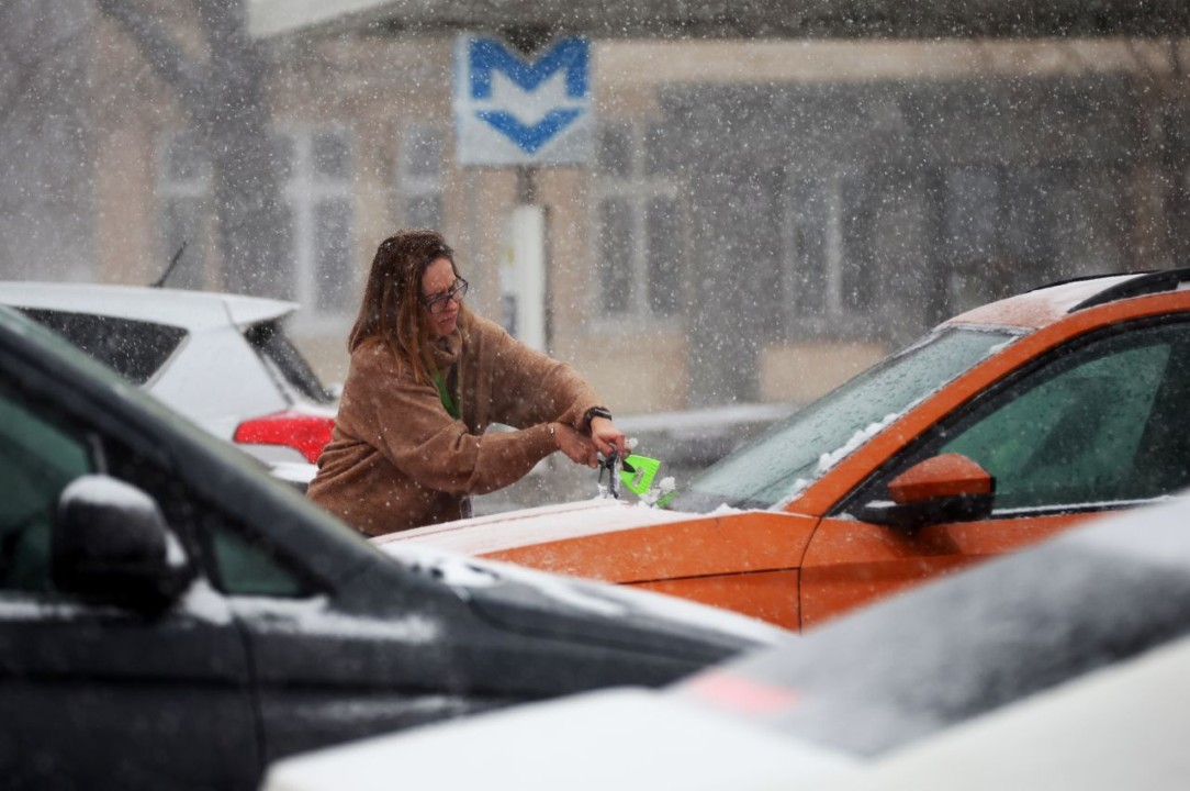 <p>Интензивен сняг тази сутрин затрудни придвижването в София. През нощта валя дъжд, но около 04:00 премина в сняг. Рязко паднаха и температурите.</p>