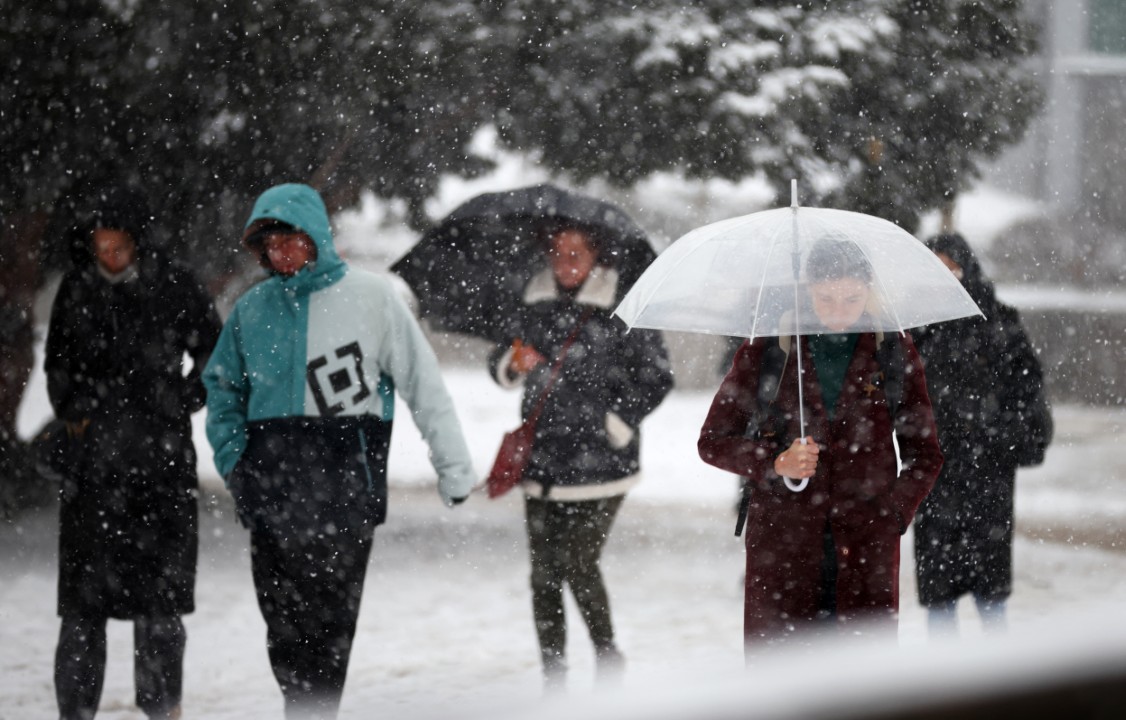 <p>Интензивен сняг тази сутрин затрудни придвижването в София. През нощта валя дъжд, но около 04:00 премина в сняг. Рязко паднаха и температурите.</p>