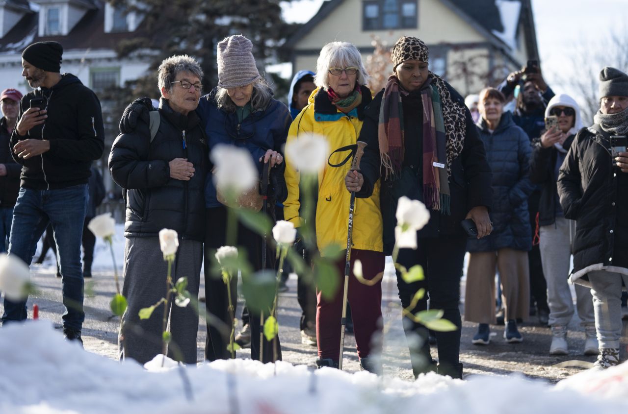 <p>САЩ са обхванати от протести и траур, след като 37-годишната Рене Никол Гуд беше смъртоносно простреляна от агент на ICE в Минеаполис, а кадри от стрелбата, демонстрациите и белите рози върху окървавения сняг обиколиха страната.</p>