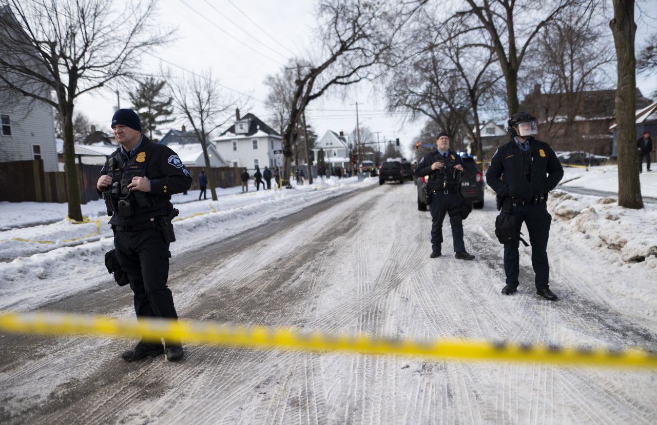 <p>САЩ са обхванати от протести и траур, след като 37-годишната Рене Никол Гуд беше смъртоносно простреляна от агент на ICE в Минеаполис, а кадри от стрелбата, демонстрациите и белите рози върху окървавения сняг обиколиха страната.</p>