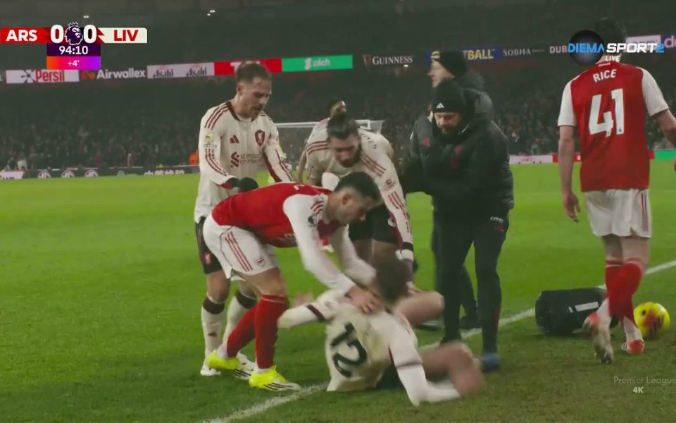 Скандал в дербито: Брадли лежи тежко контузен, Мартинели го блъска на земята