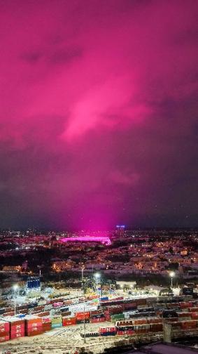 Небето над Бирмингам мистериозно се оцвети в ярко розово