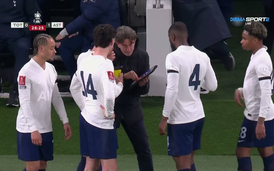 Тотнъм излезе с уникален екип срещу Астън Вила