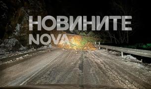 Свлачище затвори пътя Девин – Смолян
