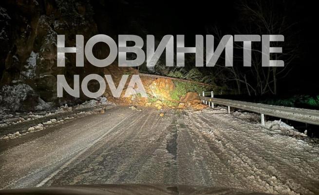 Свлачище затвори пътя Девин – Смолян