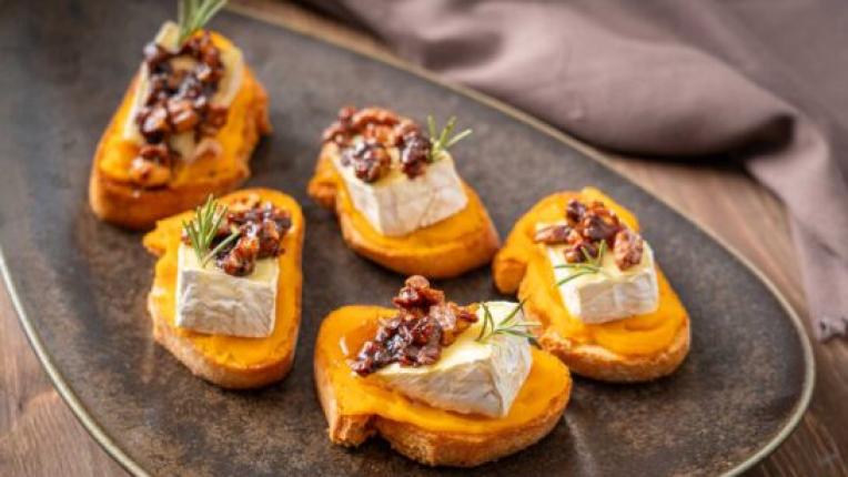 Брускети с тиква и камембер