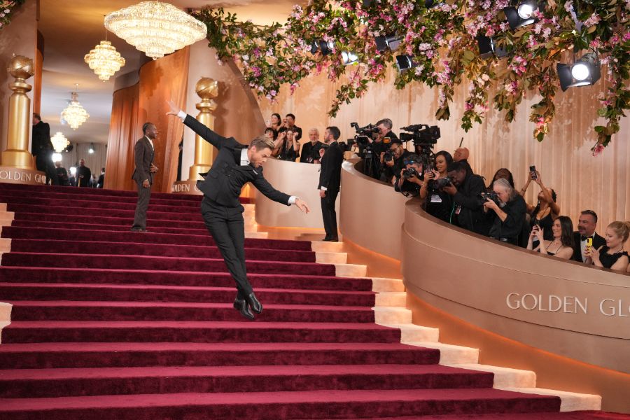 <p>Много звезди от света на киното и телевизията преминаха по червения килим на тазгодишните Златни глобуси &ndash; една от водещите церемонии по връчване на награди в Холивуд, която се проведе в Лос Анджелис. Черната комедия &bdquo;Битка след битка&ldquo; и историята за Уилям Шекспир &bdquo;Хамнет&rdquo; спечелиха най-големите награди.</p>