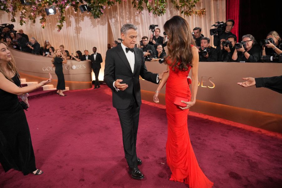 <p>Много звезди от света на киното и телевизията преминаха по червения килим на тазгодишните Златни глобуси &ndash; една от водещите церемонии по връчване на награди в Холивуд, която се проведе в Лос Анджелис. Черната комедия &bdquo;Битка след битка&ldquo; и историята за Уилям Шекспир &bdquo;Хамнет&rdquo; спечелиха най-големите награди.</p>