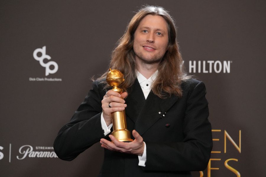 <p>Много звезди от света на киното и телевизията преминаха по червения килим на тазгодишните Златни глобуси &ndash; една от водещите церемонии по връчване на награди в Холивуд, която се проведе в Лос Анджелис. Черната комедия &bdquo;Битка след битка&ldquo; и историята за Уилям Шекспир &bdquo;Хамнет&rdquo; спечелиха най-големите награди.</p>