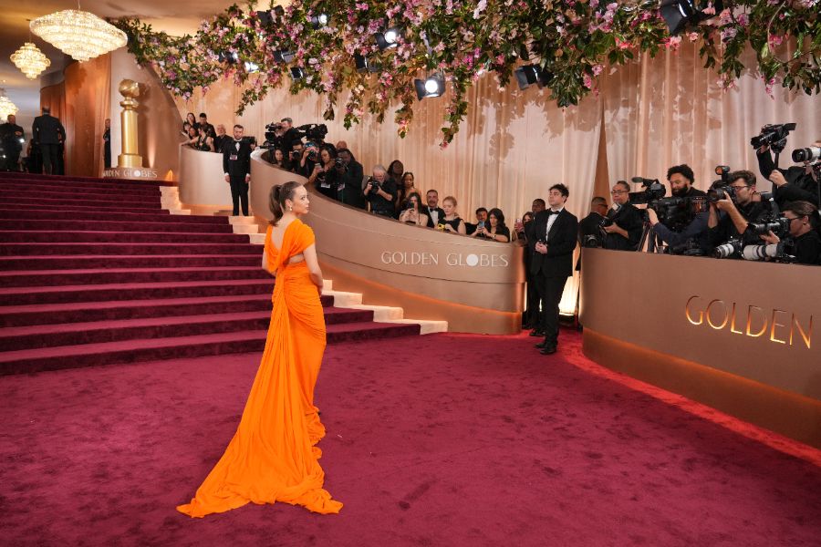 <p>Много звезди от света на киното и телевизията преминаха по червения килим на тазгодишните Златни глобуси &ndash; една от водещите церемонии по връчване на награди в Холивуд, която се проведе в Лос Анджелис. Черната комедия &bdquo;Битка след битка&ldquo; и историята за Уилям Шекспир &bdquo;Хамнет&rdquo; спечелиха най-големите награди.</p>