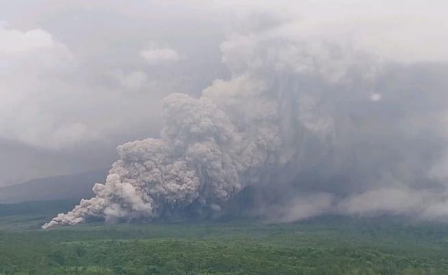 Индонезийски вулкан изригна пепел на височина 5,7 км