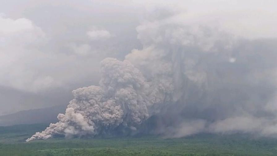 Индонезийски вулкан изригна пепел на височина 5,7 км