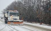 Сняг и мъгла ограничават видимостта: Каква е обстановката по пътищата в страната