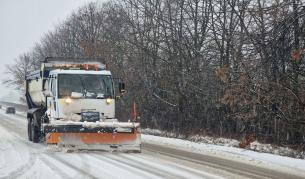 Сняг и мъгла ограничават видимостта: Каква е обстановката по пътищата в страната