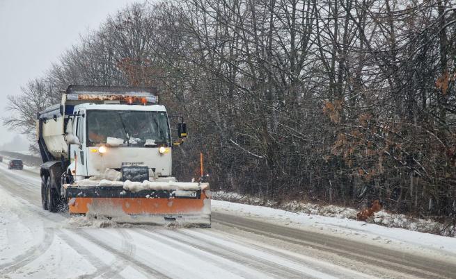 Сняг и мъгла ограничават видимостта: Каква е обстановката по пътищата в страната