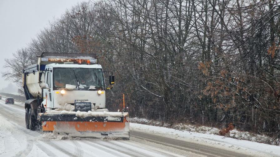 Сняг и мъгла ограничават видимостта: Каква е обстановката по пътищата в страната