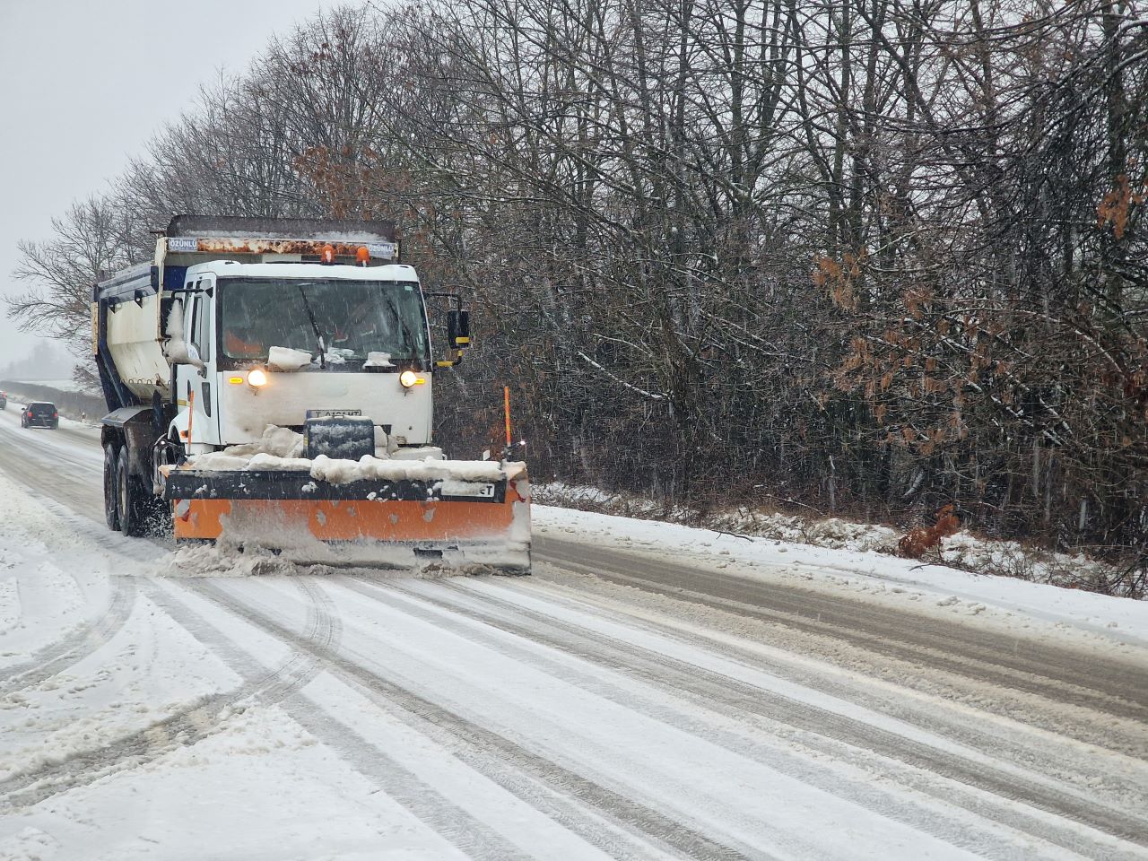 Сняг и мъгла ограничават видимостта: Каква е обстановката по пътищата в страната