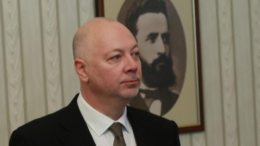 Румен Радев връчи мандат за съставяне на...