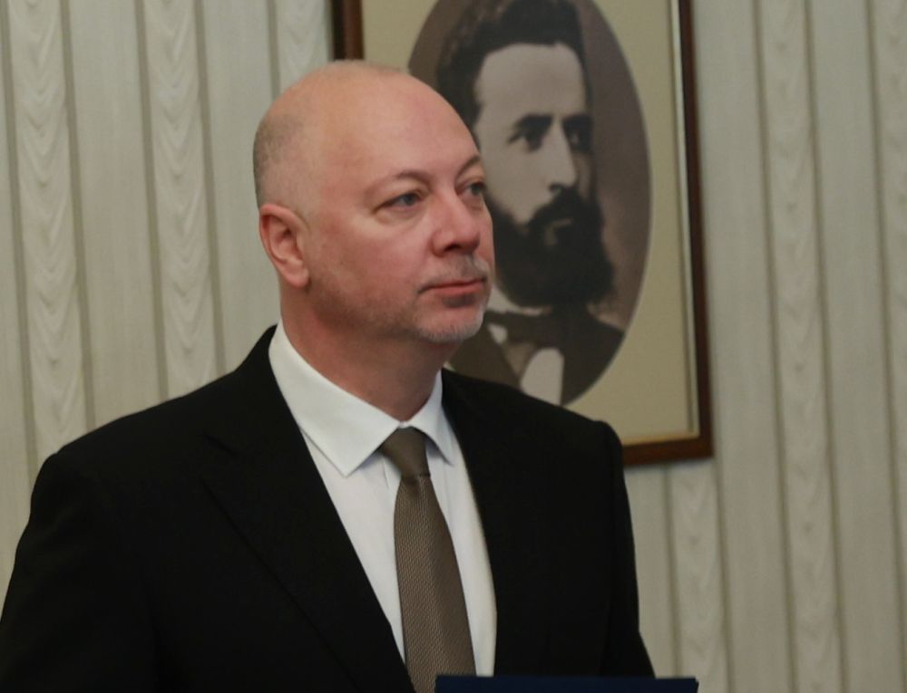 <p>Румен Радев връчи мандат за съставяне на правителство на ГЕРБ-СДС.</p>