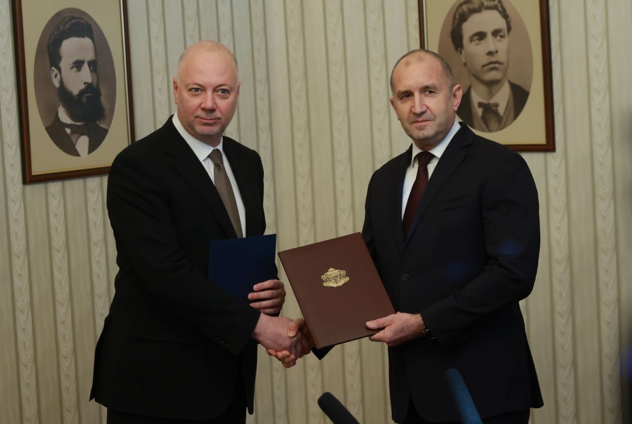 <p>Румен Радев връчи мандат за съставяне на правителство на ГЕРБ-СДС.</p>
