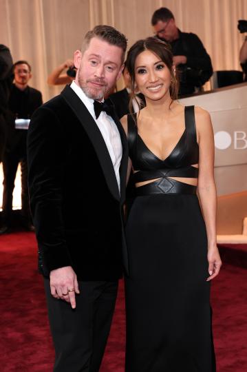 Любов на червения килим: Най-красивите звездни двойки на „Златните глобуси“ 2026 (СНИМКИ) - снимка 8