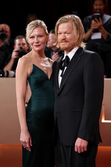 Любов на червения килим: Най-красивите звездни двойки на „Златните глобуси“ 2026 (СНИМКИ) - снимка 15