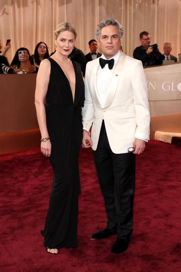 Любов на червения килим: Най-красивите звездни двойки на „Златните глобуси“ 2026 (СНИМКИ) - снимка 33