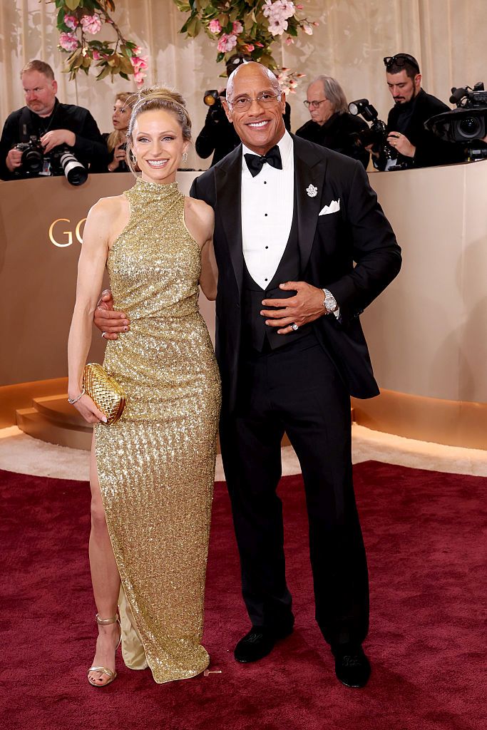 <p><strong>Дуейн Джонсън и Лорън Хашиан</strong> вървяха ръка за ръка, като Лорън Хашиан блестеше в дълга до пода златиста рокля.</p>