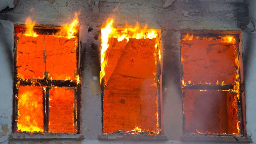 Къща изгоря напълно след пожар в Стара Загора, има задържан