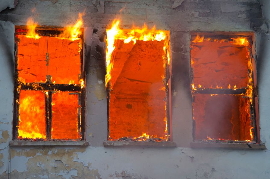 Къща изгоря напълно след пожар в Стара Загора, има задържан