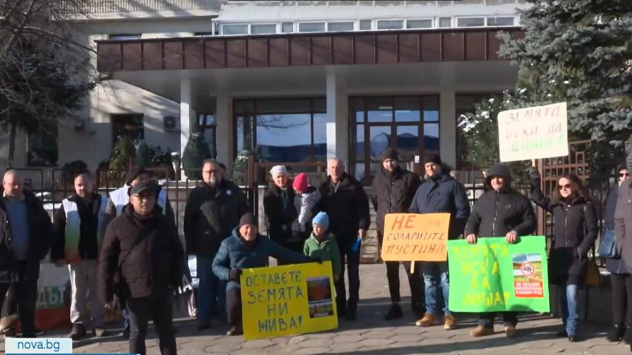 Протест срещу изграждането на фотоволтаичен парк край Сухиндол