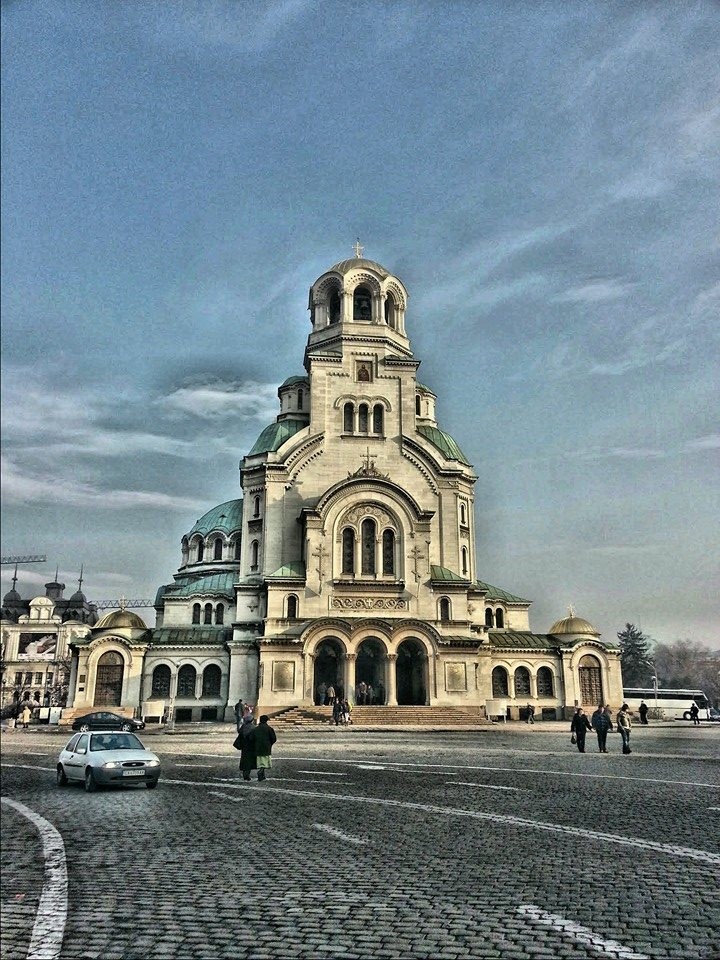 <p>Храм-паметник &bdquo;Александър Невски&ldquo; е символ на София &ndash; построен 1904&ndash;1912 г. по проект на Померанцев като благодарност към Русия, бомбардиран през ВСВ, с позлатени куполи (8+ кг злато), огромни размери и крипта-музей с икони и копие на съкровището Наги Сент Миклош.</p>