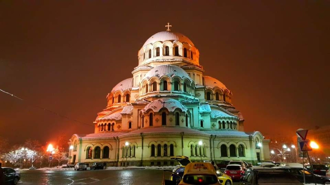 <p>Храм-паметник &bdquo;Александър Невски&ldquo; е символ на София &ndash; построен 1904&ndash;1912 г. по проект на Померанцев като благодарност към Русия, бомбардиран през ВСВ, с позлатени куполи (8+ кг злато), огромни размери и крипта-музей с икони и копие на съкровището Наги Сент Миклош.</p>