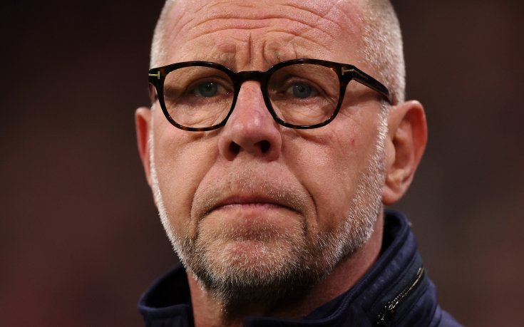 Аякс няма да търси нов треньор до края на сезона