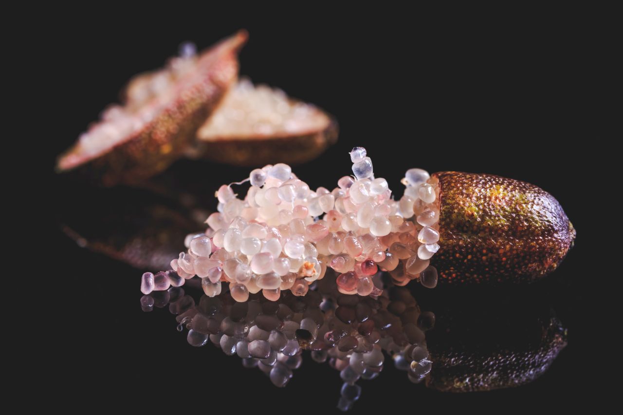 <p><strong>Хайвер &bdquo;Алмас&ldquo;</strong></p>

<p>Този рядък и изключително скъп хайвер от белуга се продава на колосалната цена от 34 500 щатски долара за килограм.</p>