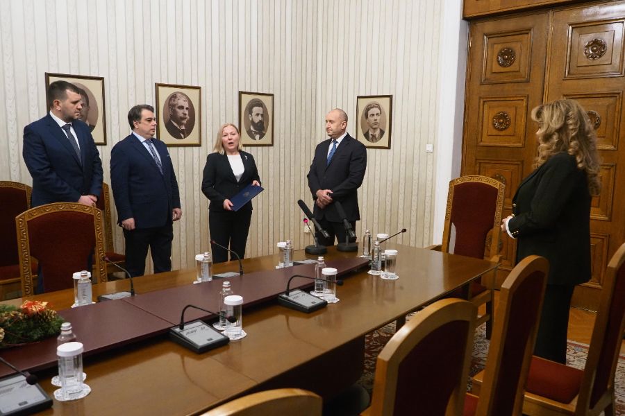 <p>От "Продължаваме Промяната-Демократична България" (ПП-ДБ) върнаха неизпълнен мандата за съставяне на правителство веднага след като го получиха от президента.</p>