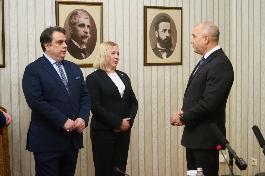 <p>От "Продължаваме Промяната-Демократична България" (ПП-ДБ) върнаха неизпълнен мандата за съставяне на правителство веднага след като го получиха от президента.</p>