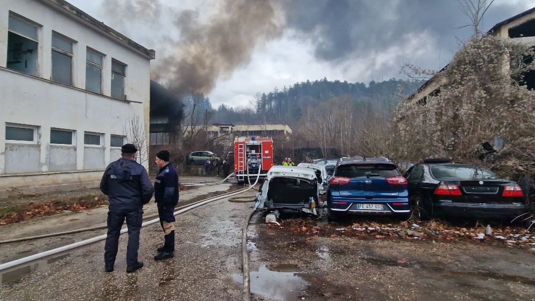 <p>Гори пожар в склад за текстилни материали на ул. &bdquo;Академик Ангел Балевски&ldquo; в Троян.</p>