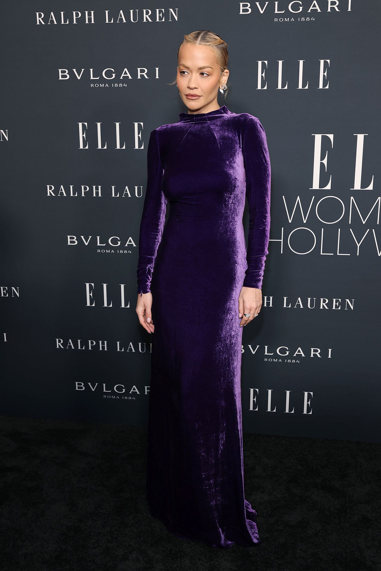 <p><strong>Лилаво</strong></p>

<p>Лилавото отдавна се свързва с богатство и лукс, носено от кралски особи и духовници през вековете. Този цвят също така носи мистични и духовни конотации. Хората, които предпочитат лилаво, обикновено са креативни, мечтателни, страстни и емоционални.</p>