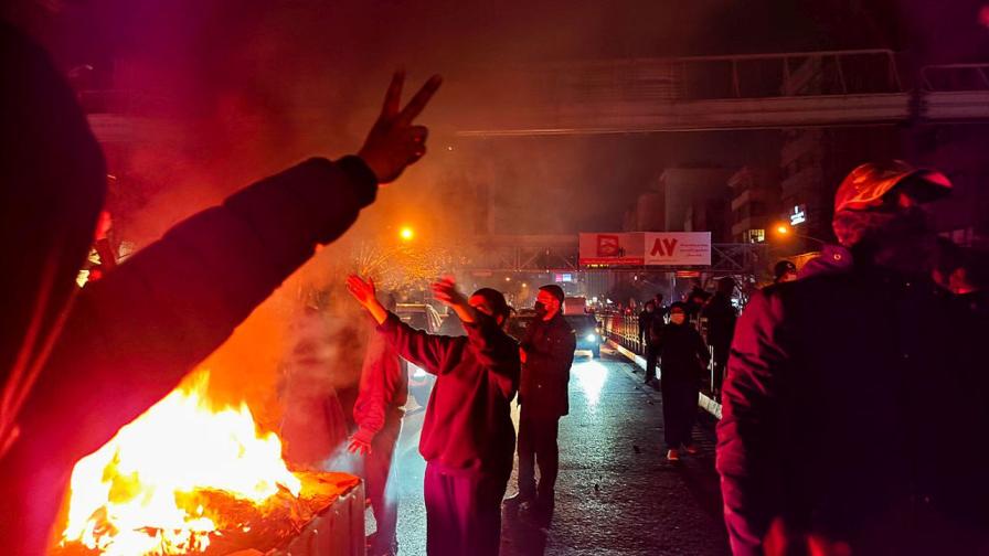Иранската цена на смъртта: "Плащаме такси за куршуми, за да получим телата на близките си"