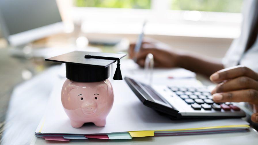 <p>Парламентът намали лихвата по студентските кредити</p>