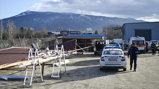 Кадри от мястото на трагедията - навес се срути в София, загина работник