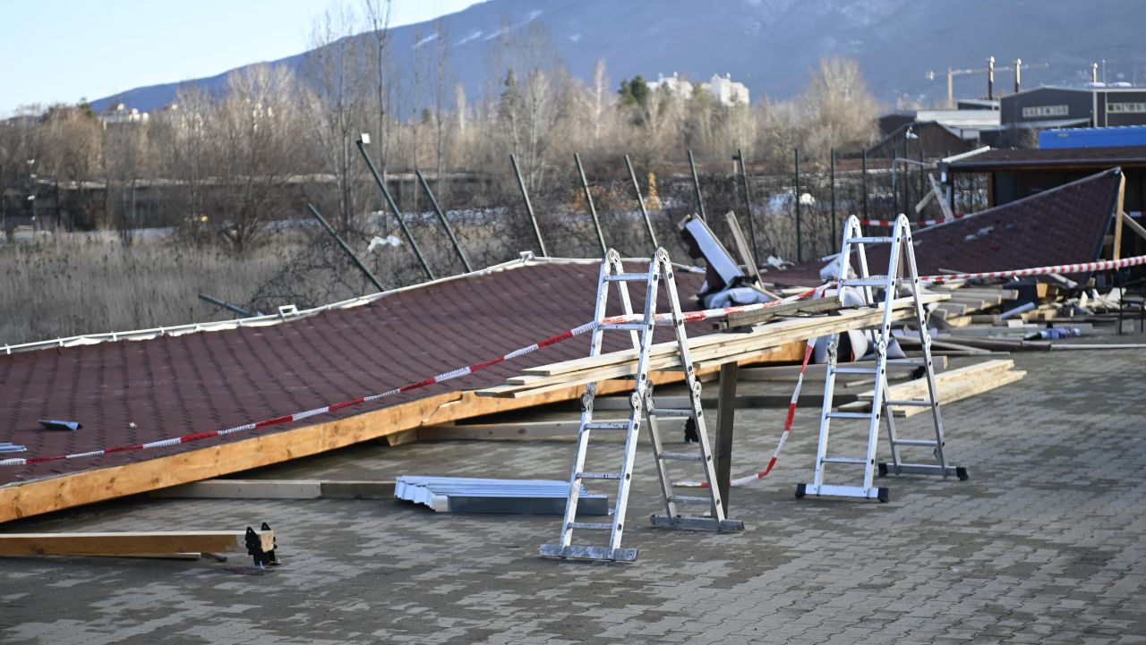 <p>Кадри от мястото на трагедията - навес се срути в София, загина работник</p>