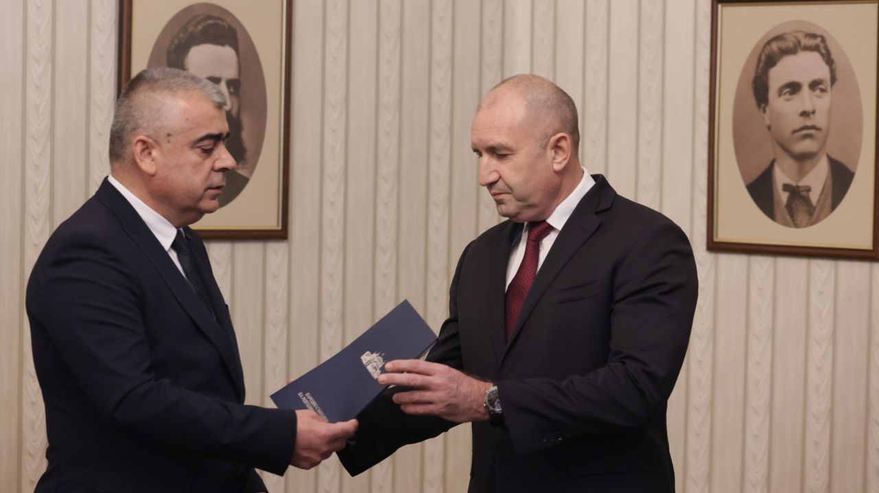 <p>Президентът Румен Радев връчи третия проучвателен мандат за съставяне на правителство на ПГ на "Алианс за права и свободи".</p>