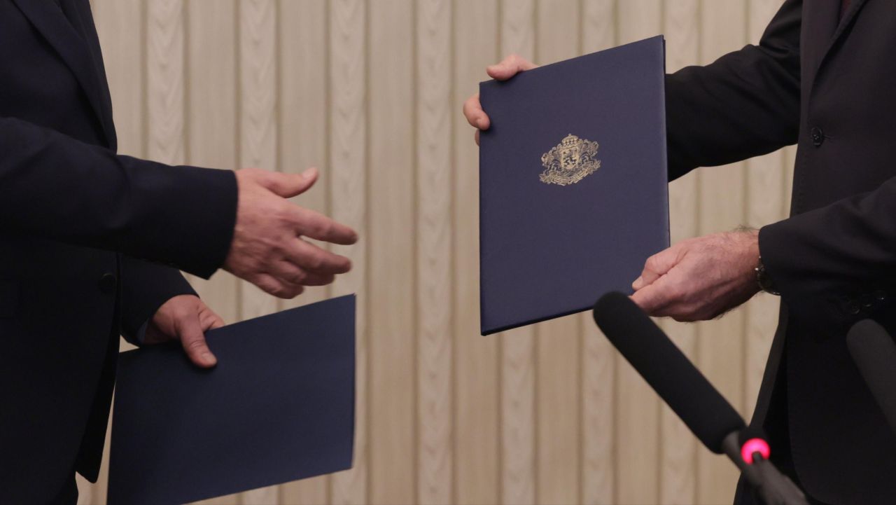 <p>Президентът Румен Радев връчи третия проучвателен мандат за съставяне на правителство на ПГ на "Алианс за права и свободи".</p>