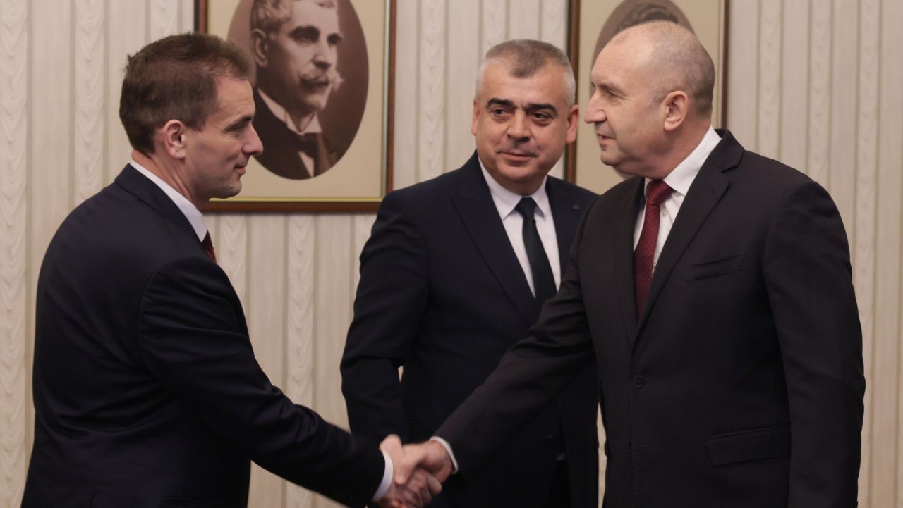 <p>Президентът Румен Радев връчи третия проучвателен мандат за съставяне на правителство на ПГ на "Алианс за права и свободи".</p>