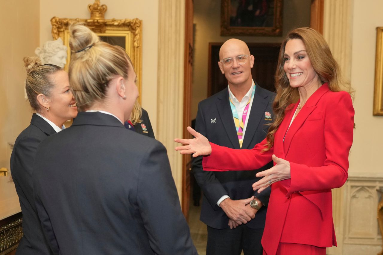 <p>Принцесата на Уелс посреща героините от женския отбор по ръгби на Англия и празнува тяхната световна победа.</p>